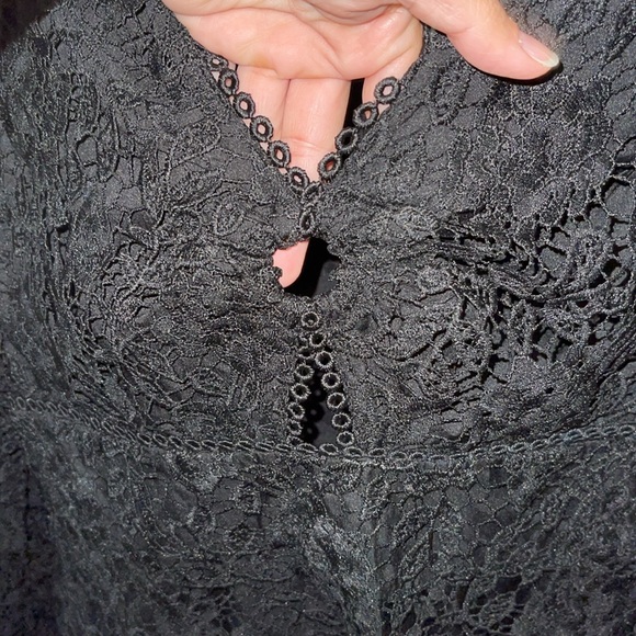 V-neck/O-ring detail Long sleeves A-line silhouette Concealed back zip closure - Picture 9 of 11